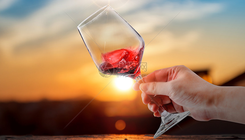 夕阳下的葡萄酒图片