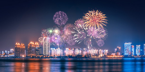 城市冬海边城市烟花夜景设计图片