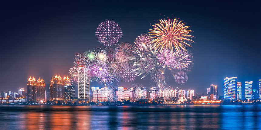 海边城市烟花夜景图片