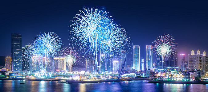 海边建筑城市烟花夜景设计图片