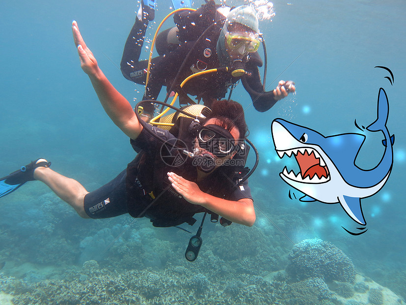 水下冒险被鲨鱼追创意摄影插画图片
