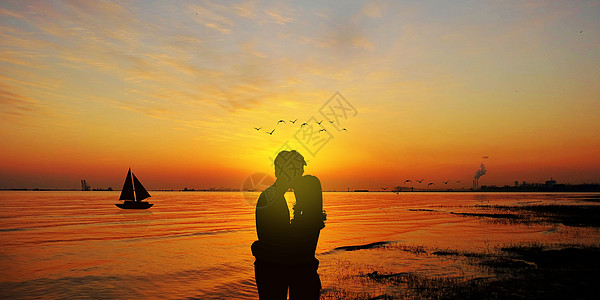 海边小船看夕阳的情侣设计图片