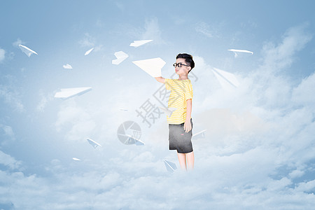 纸飞机与小男孩图片