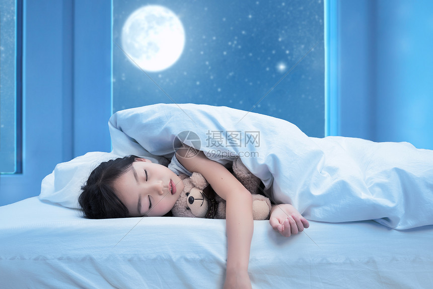 月光下睡着的女孩图片