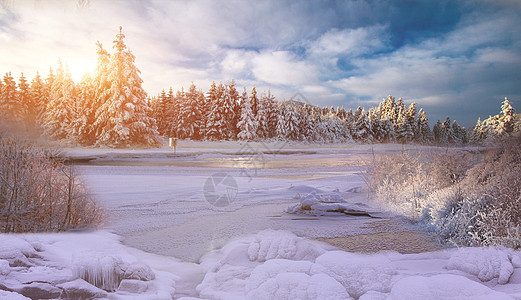 湖畔冬季雪景设计图片