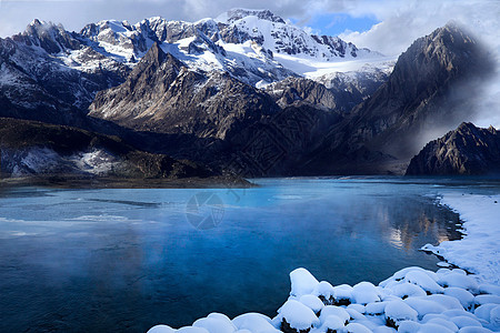 雪山湖图片