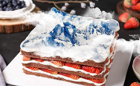 草莓片雪山蛋糕设计图片