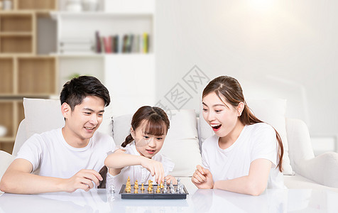 陪孩子玩象棋背景图片