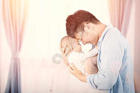 抱婴儿的父亲高清图片