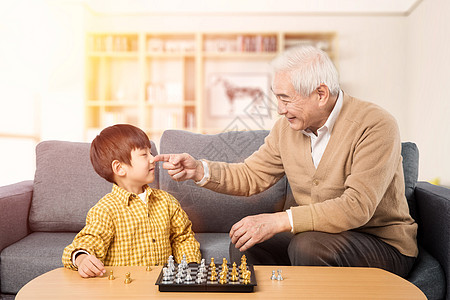 祖孙玩象棋家人祖孙高清图片