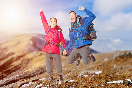 登山的情侣背景图片