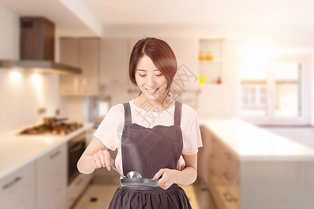 女性居家弹奏尤克里里女性烹饪做饭设计图片