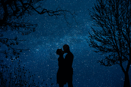星空下拥吻的情侣gif图片