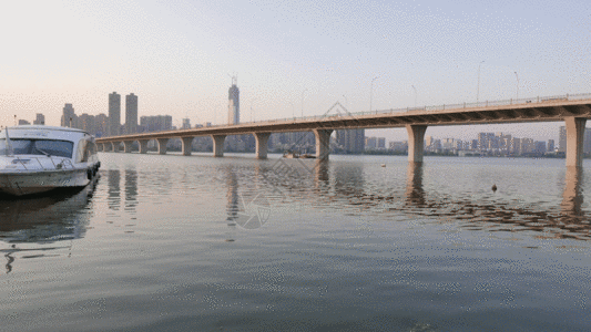 水面桥GIF图片