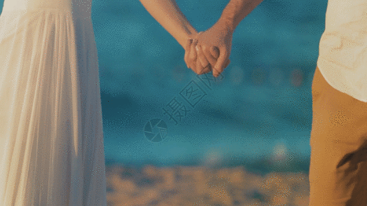 海边情侣情侣牵手GIF高清图片