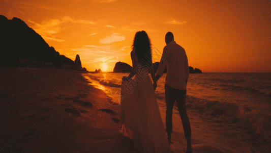 情侣海边漫步GIF图片
