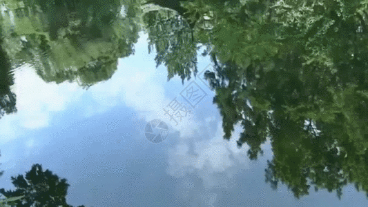 湖水倒映天空GIF图片