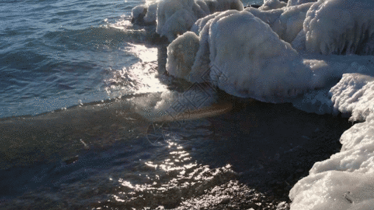 山楂块雪山一角海水GIF高清图片