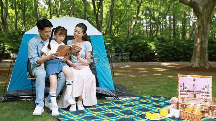 公园森林里游玩gif