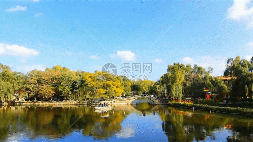 云南湖面风景gif