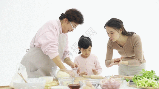 母亲厨房包饺子GIF高清图片