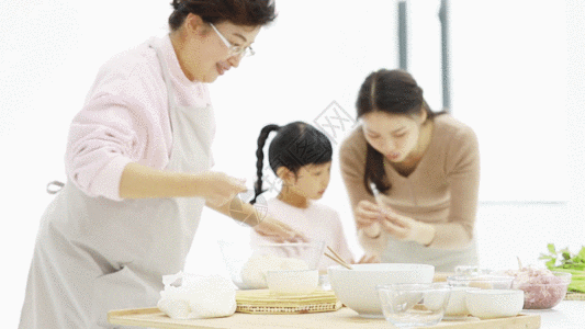 妈妈和女儿做饭一家人包饺子GIF高清图片