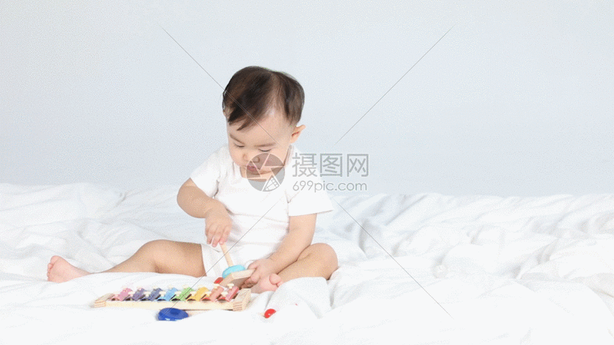 婴儿玩耍GIF图片