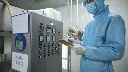 化工厂技术人员检测设备GIF图片