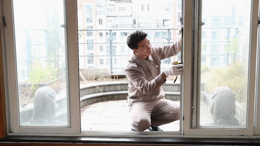 别墅门窗测量门框的家政人员GIF高清图片