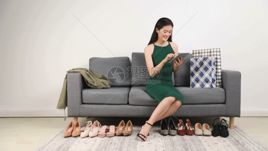 年轻女性网购gif