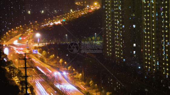 风雪城市夜景延时交通GIF图片