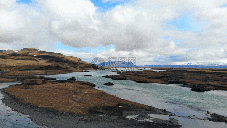 航拍新疆慕士塔格峰下河岸gif  最大尺寸889 × 500 授权范围可做商用