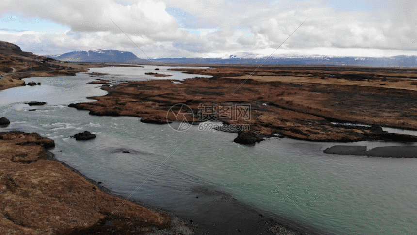 慕士塔格峰雪峰下河流实拍gif