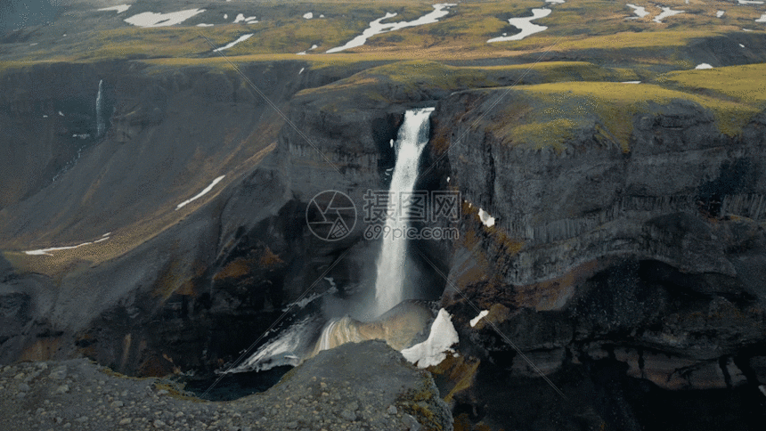 航拍高处实拍新疆公格尔瀑布gif