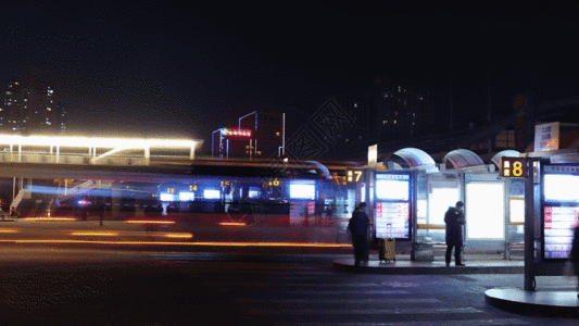 车站夜景城市公交车站延时GIF高清图片