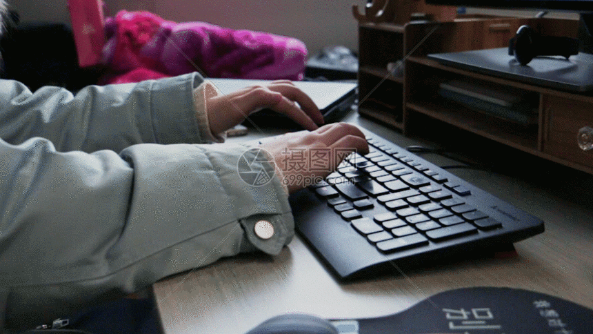 正在用键盘打字gif