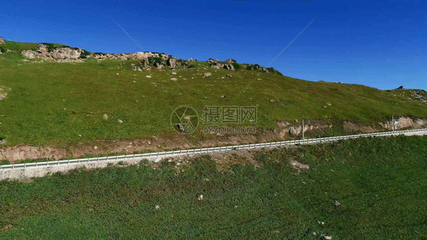 gif动图 实景动图  航拍山峰公路新疆gif.gif