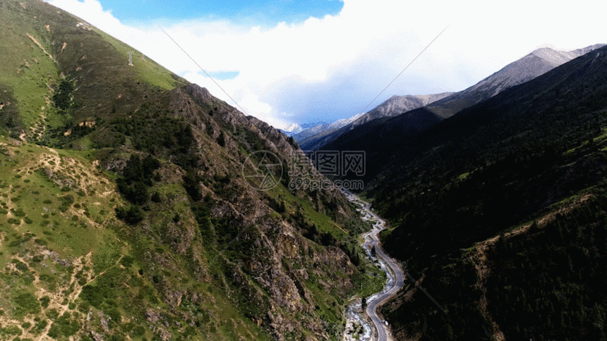 航拍蓝天白云山间公路gif