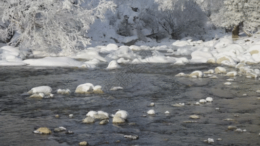 新疆冬季高山流水GIF图片