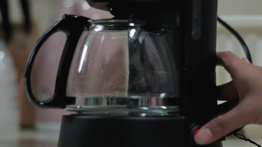女人咖啡烧水GIF高清图片