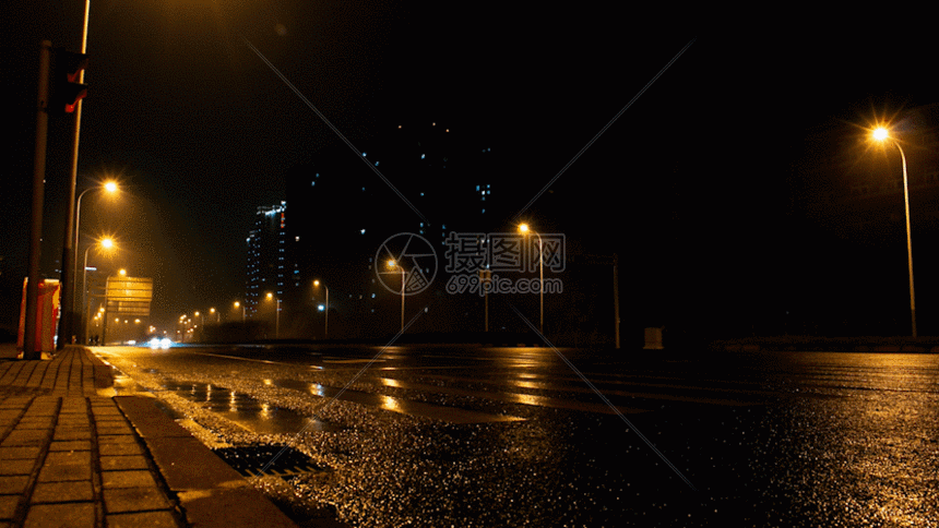 雨后的马路上来往的车辆GIF图片