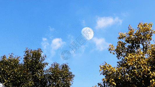 蓝天白云月亮延时GIF图片