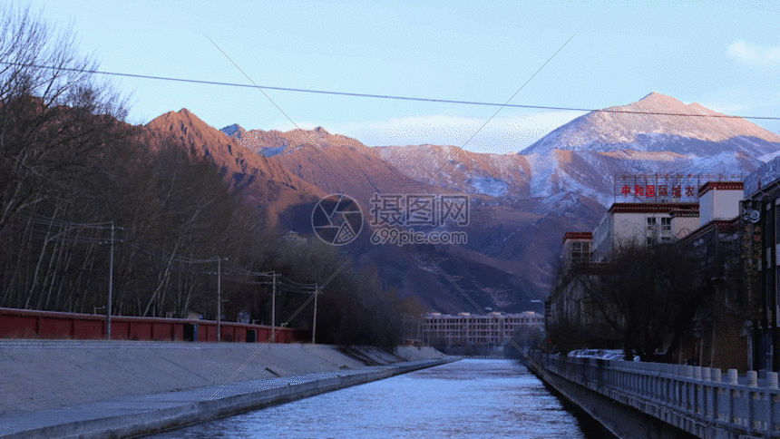 拉萨雪山落日GIF图片