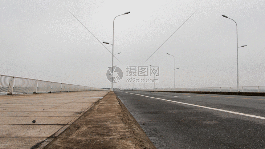 马路稀少的车流人流来往实拍gif动态图片素材下载_动