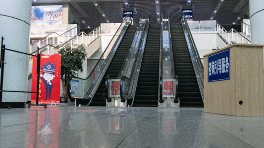 火车站电梯口人来人往延时GIF图片