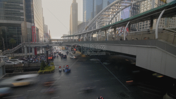 泰国曼谷繁忙的十字路口人行天桥GIF图片