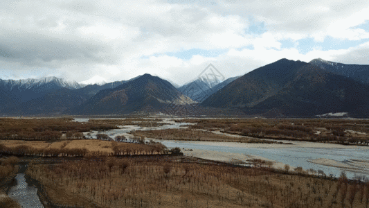 红山大峡谷西藏雅鲁藏布大峡谷尼洋河航拍GIF高清图片