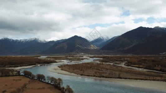 红山大峡谷西藏雅鲁藏布大峡谷尼洋河航GIF高清图片