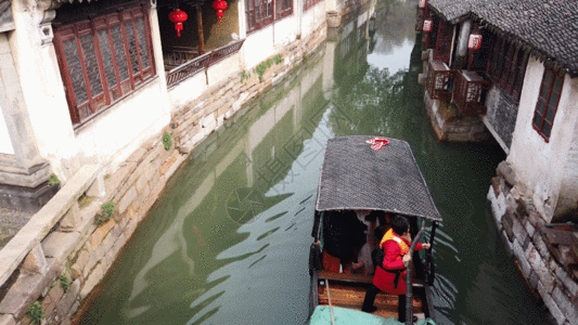 小桥流水船娘摇船江南水巷GIF高清图片