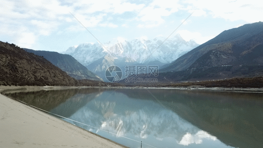 标题为          西藏南迦巴瓦峰高清航拍gif,编号: 401114615,格式